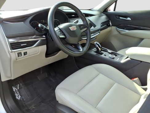 Certified 2022 Cadillac XT4 Luxury w/ Cold Weather Package AWD/4WD image 12