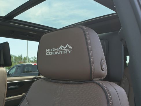 Used 2026 Chevrolet Suburban High Country AWD/4WD image 32
