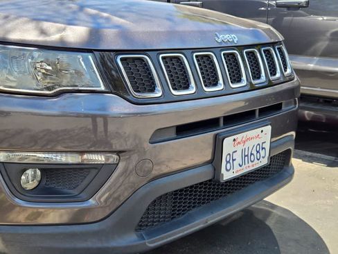 Used 2018 Jeep Compass Latitude FWD image 3