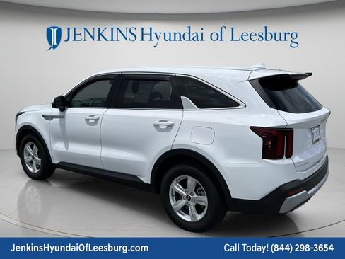 Used 2024 Kia Sorento LX FWD image 7