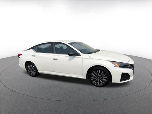 Used 2025 Nissan Altima 2.5 SV FWD image 2