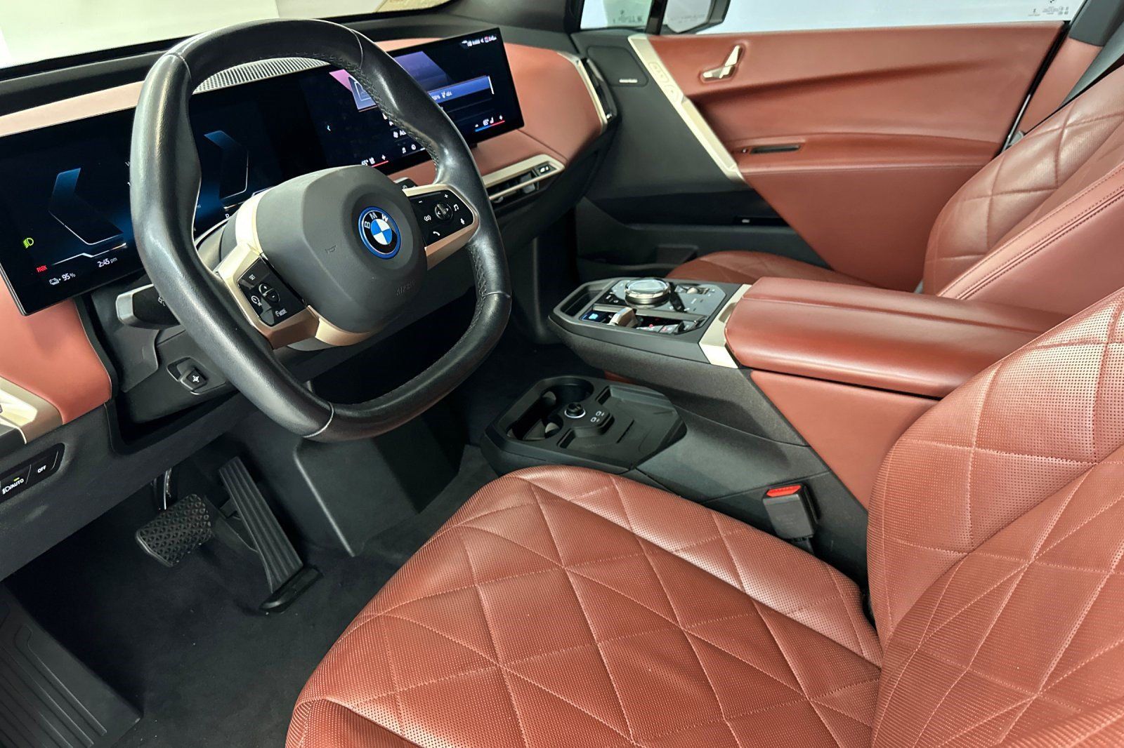 Used 2024 BMW iX xDrive50 w/ Sport Package AWD/4WD image 4