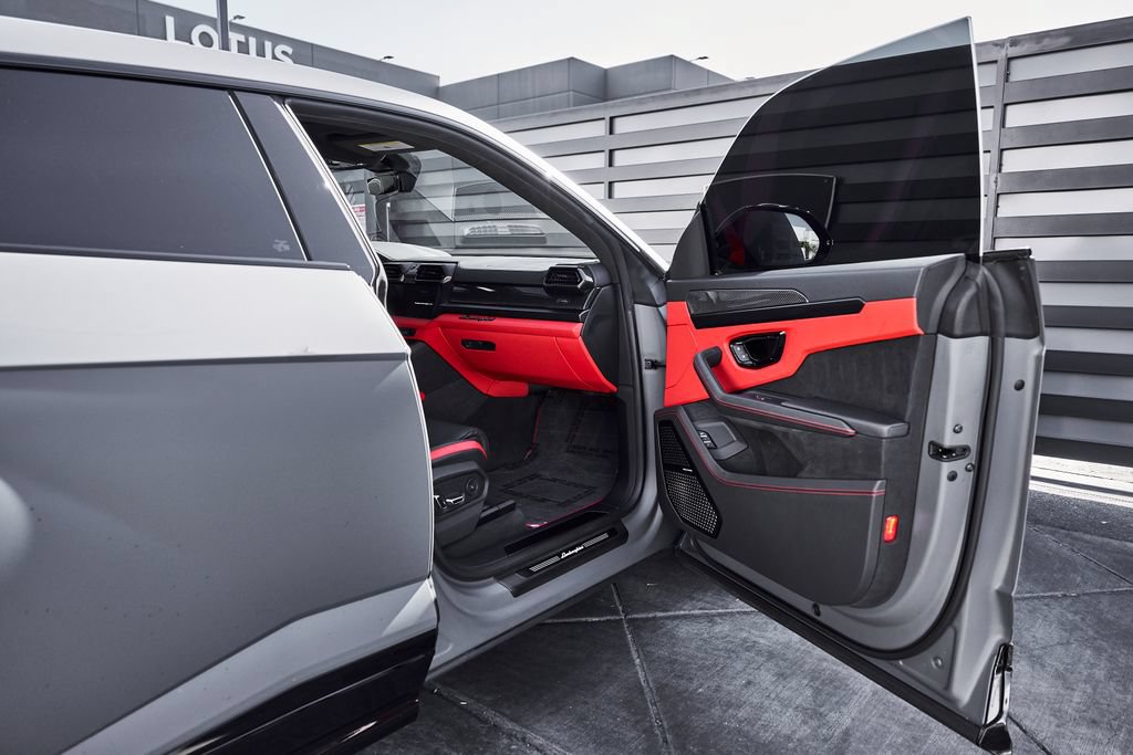 Used 2025 Lamborghini Urus SE AWD/4WD image 22