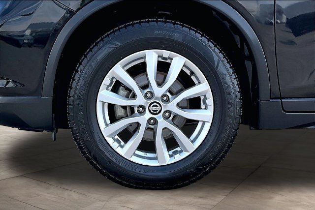 Certified 2017 Nissan Rogue SV w/ SV Premium Package AWD/4WD image 31