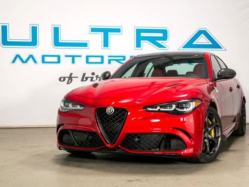 Used 2024 Alfa Romeo Giulia Quadrifoglio image 5