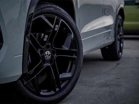 New 2026 Volkswagen Tiguan SE R-Line image 2