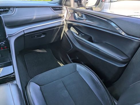 Used 2021 Jeep Grand Cherokee L Laredo image 19