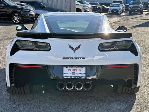 Used 2015 Chevrolet Corvette Z06 w/ 3LZ Preferred Equipment Group image 5