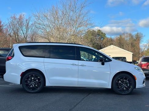 New 2026 Chrysler Pacifica Select w/ S Appearance Package image 7