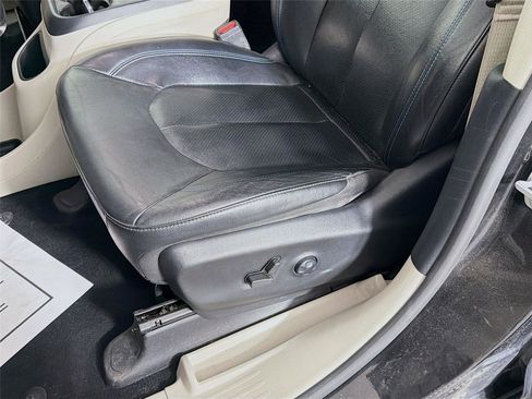 Used 2021 Chrysler Pacifica Touring-L FWD image 19