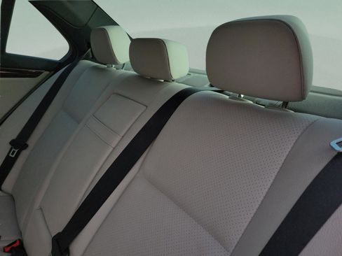 Used 2013 Mercedes-Benz C 250 Sedan image 6