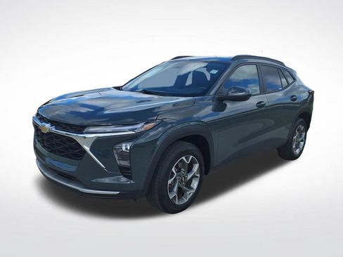 Used 2025 Chevrolet Trax LT FWD image 3