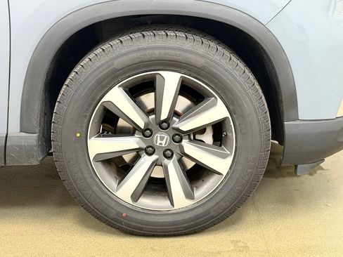 Used 2025 Honda Pilot Touring image 4