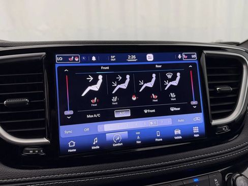 Used 2021 Chrysler Pacifica Limited w/ Uconnect Theater Family Group FWD image 18