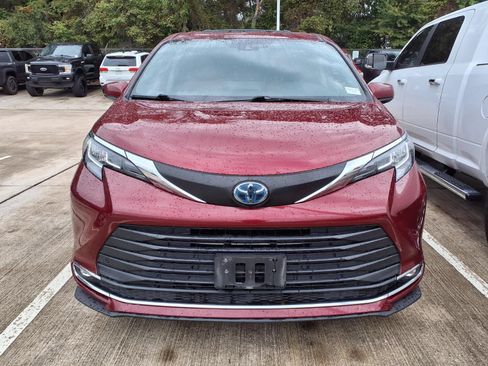 Certified 2023 Toyota Sienna XLE FWD image 3