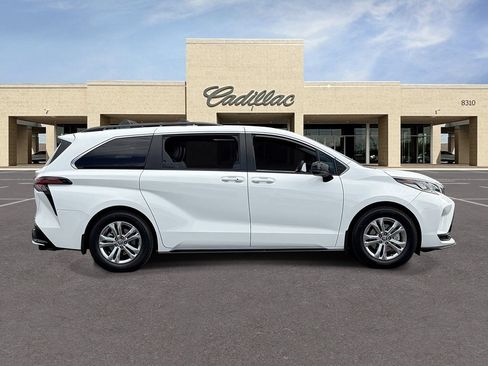 Used 2022 Toyota Sienna XSE w/ XSE Plus Package AWD/4WD image 4