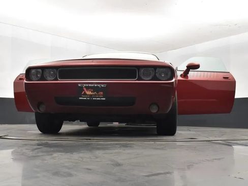 Used 2010 Dodge Challenger SE RWD image 11