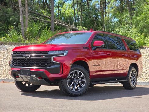 Used 2023 Chevrolet Suburban Z71 w/ Luxury Package AWD/4WD image 2