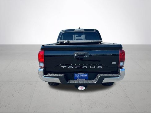Used 2018 Toyota Tacoma TRD Off-Road AWD/4WD image 8