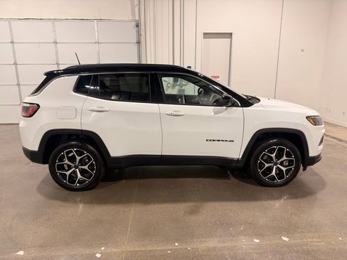 Used 2025 Jeep Compass Limited AWD/4WD image 4