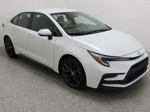 Used 2025 Toyota Corolla SE FWD image 4