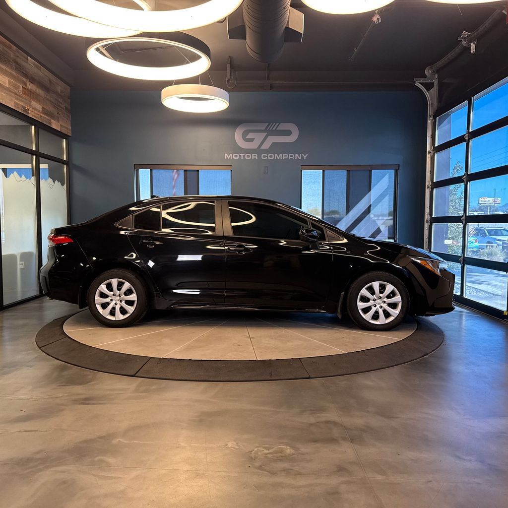 Used 2024 Toyota Corolla LE FWD image 2