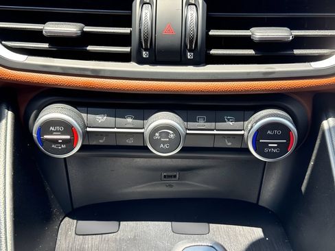 Used 2019 Alfa Romeo Giulia AWD w/ Nero Edizione image 18