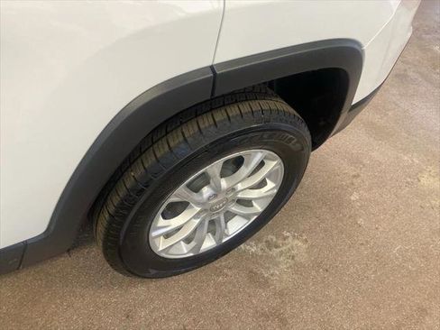 Certified 2022 Jeep Cherokee Latitude Lux w/ Sun & Sound Group image 5