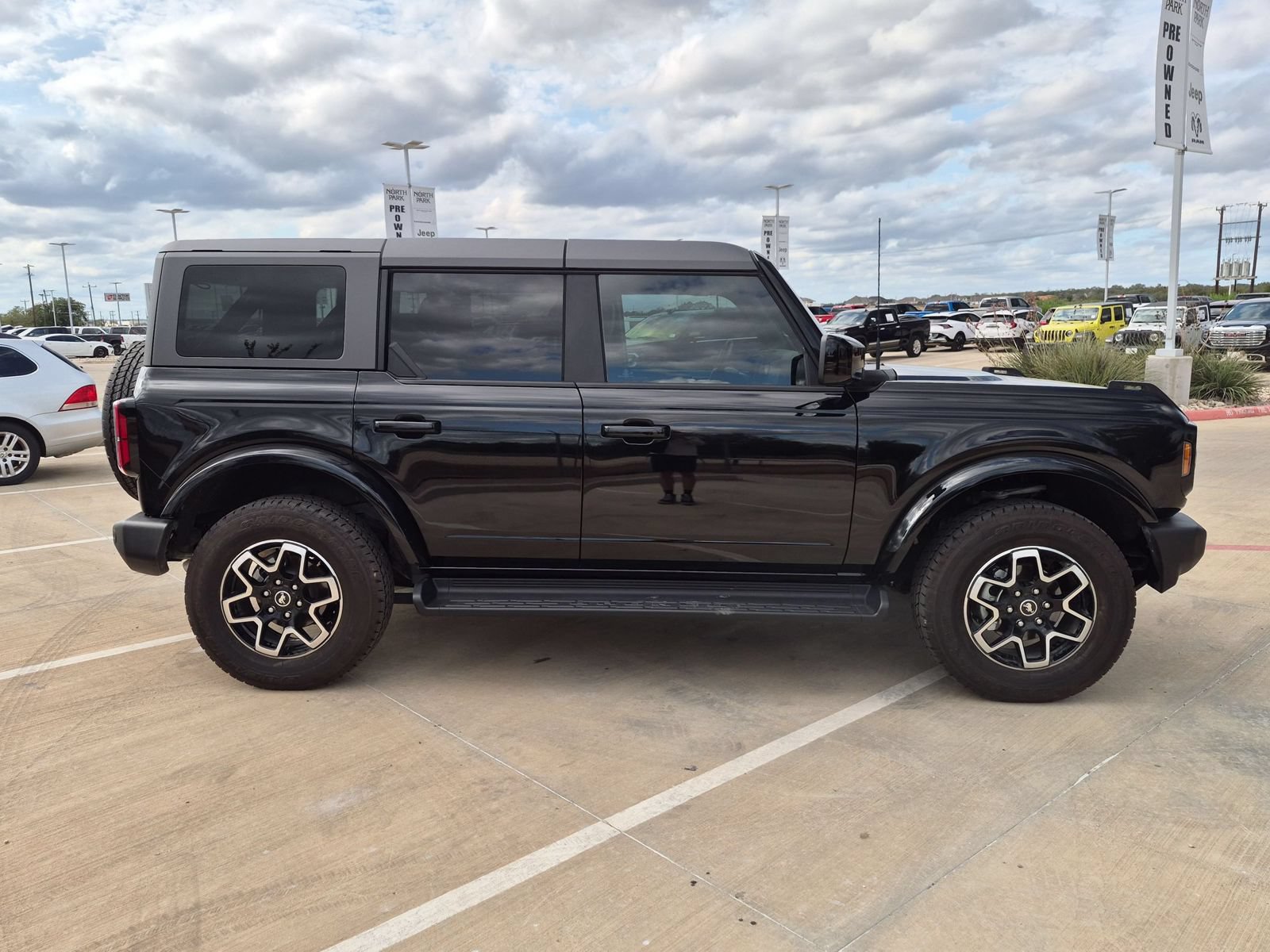 Used 2025 Ford Bronco Outer Banks AWD/4WD image 2