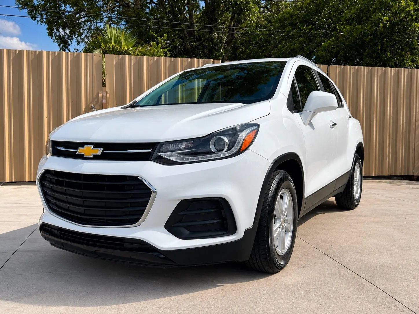 Used 2020 Chevrolet Trax LT w/ LT Convenience Package FWD image 3