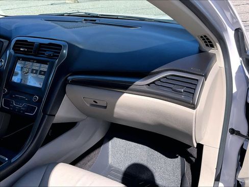 Used 2017 Ford Fusion SE w/ Fusion SE Technology Package FWD image 13