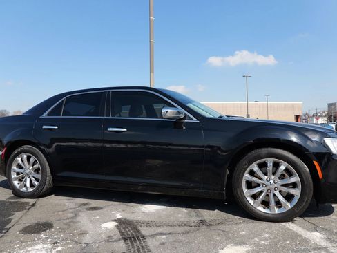 Used 2018 Chrysler 300 Limited image 11