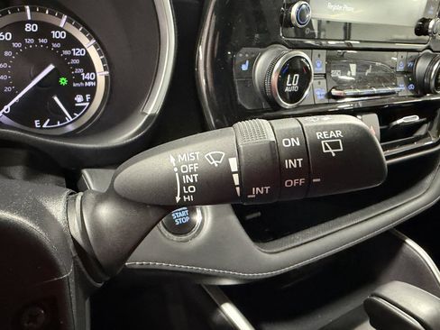 Used 2022 Toyota Highlander XLE AWD/4WD image 24