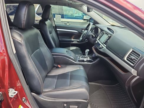 Used 2019 Toyota Highlander XLE AWD/4WD image 28