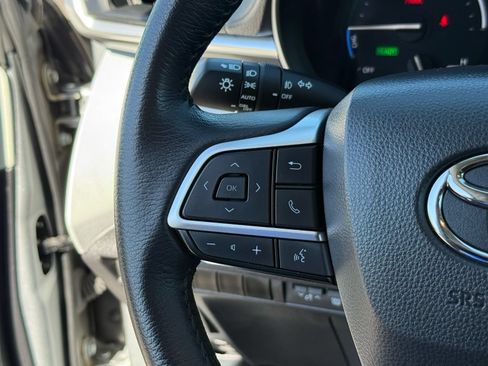 Used 2025 Toyota Sienna XLE FWD image 16