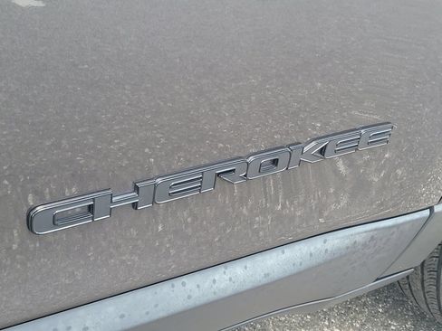 Used 2023 Jeep Cherokee Altitude Lux AWD/4WD image 7