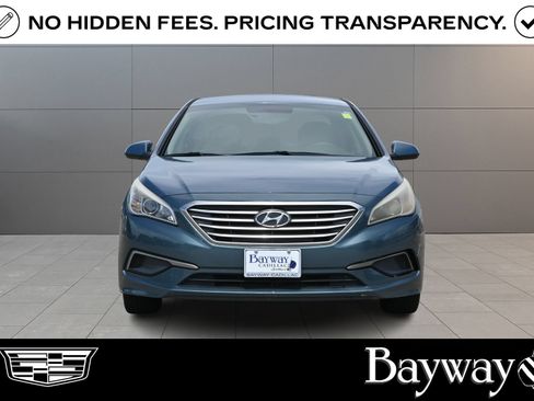 Used 2017 Hyundai Sonata SE w/ Winter Weather Package FWD image 2
