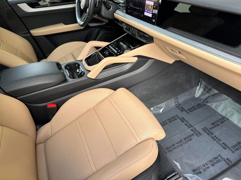 Certified 2025 Porsche Cayenne image 18