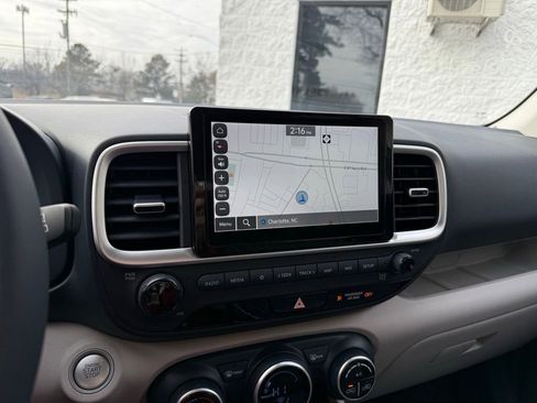 Used 2025 Hyundai Venue Limited image 13