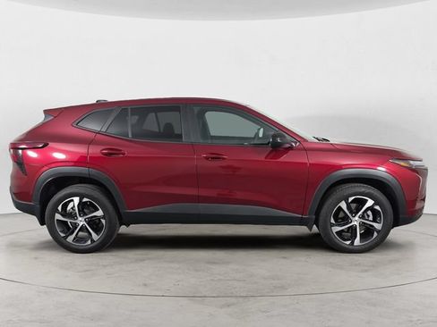 Used 2025 Chevrolet Trax RS FWD image 6