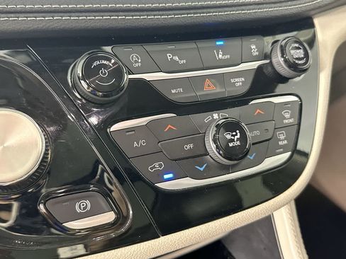 Used 2023 Chrysler Pacifica Limited FWD image 19