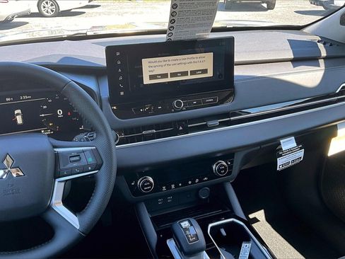 New 2025 Mitsubishi Outlander SE image 7