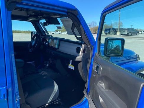 New 2025 Jeep Gladiator Sport image 28