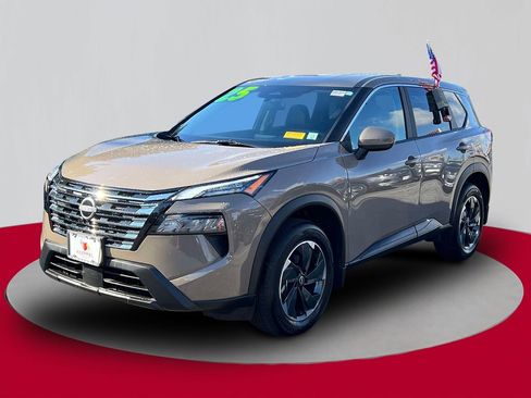 Used 2025 Nissan Rogue SV image 3