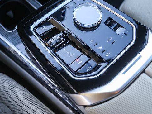 Used 2025 BMW 750e xDrive 750e xDrive w/ Premium Package image 16