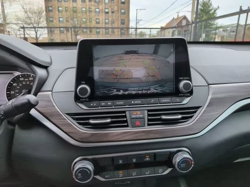 Used 2025 Nissan Altima 2.5 SV FWD image 19