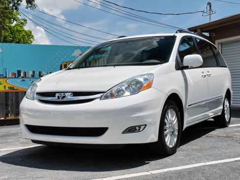 Used 2010 Toyota Sienna XLE Limited FWD image 2