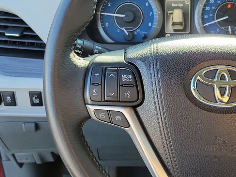 Used 2017 Toyota Sienna XLE FWD image 23