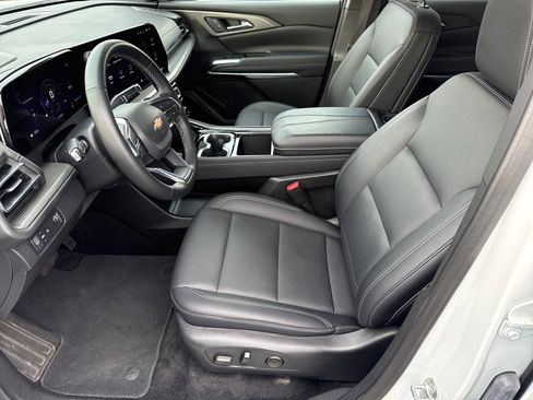 Used 2025 Chevrolet Traverse LT image 10