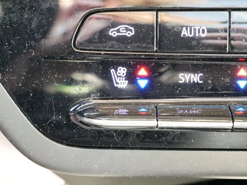 Used 2023 Buick Envision Avenir AWD/4WD image 22